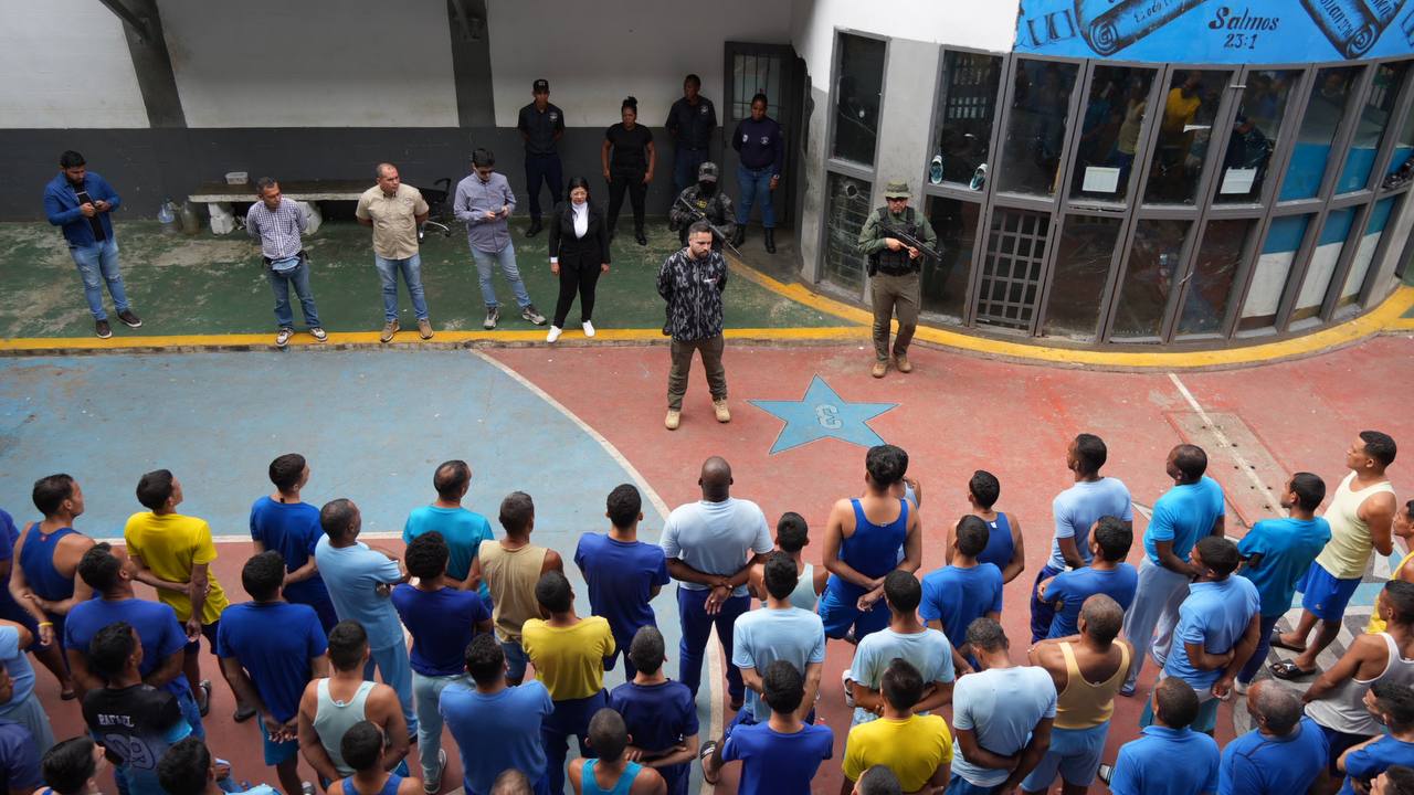 Ministro Julio García supervisa el Internado Judicial «El Rodeo» para fortalecer el orden y la disciplina.
