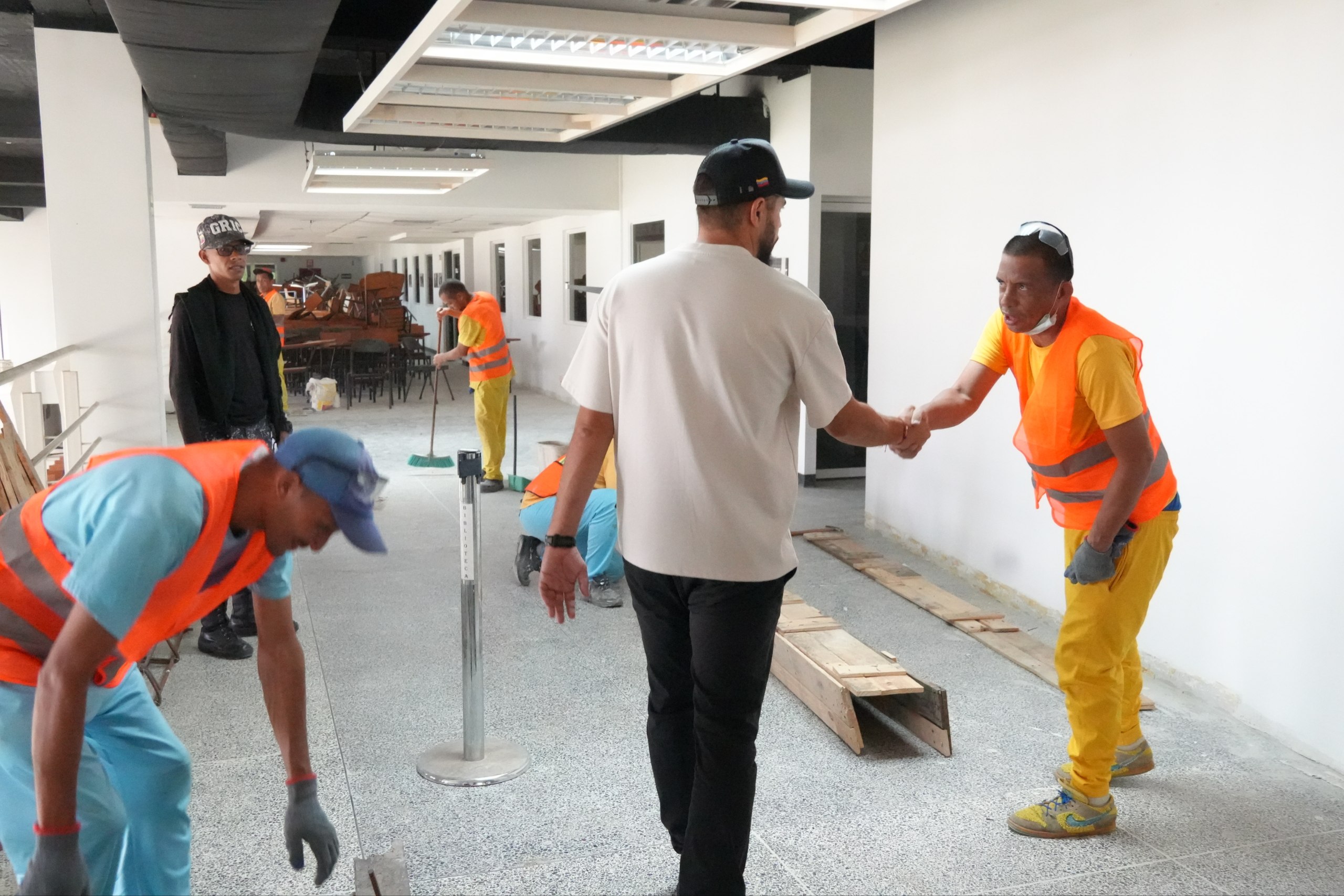 Mano de obra solidaria: Privados de libertad acondicionan campamentos transitorios
