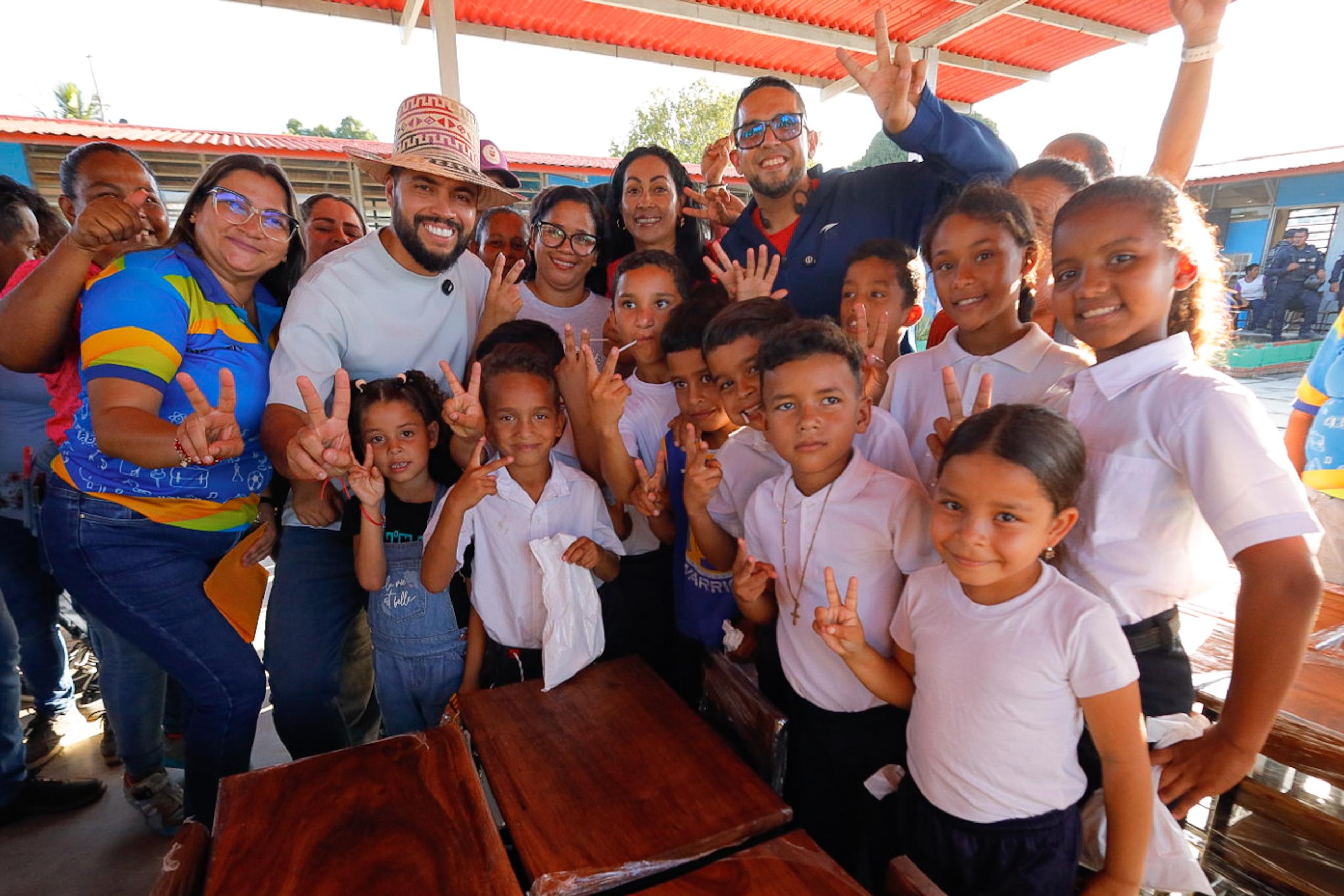 Con mano de obra penitenciaria: MPPSP entrega mobiliario escolar en escuelas de Carabobo