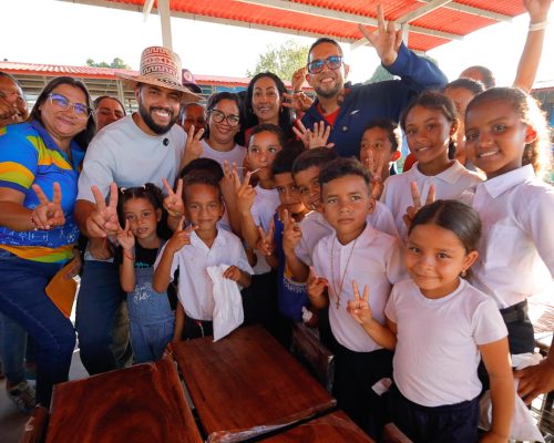Con mano de obra penitenciaria: MPPSP entrega mobiliario escolar en escuelas de Carabobo